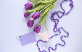 Букет фиолетовых тюльпанов с бусами