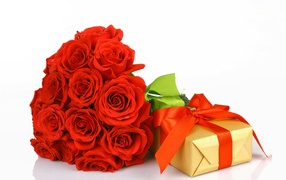 Букет красных роз с подарком на белом фоне