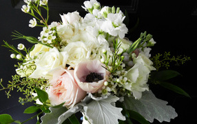 Букет с цветами розы,  анемоны и маттиолы