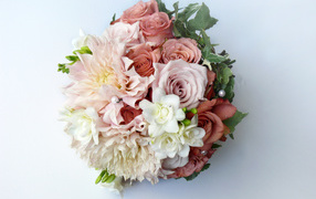 Букет с цветами роз и георгин на сером фоне 