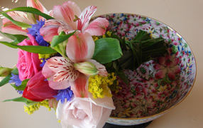 Нежный букет с цветами розы, тюльпана и альстромерии