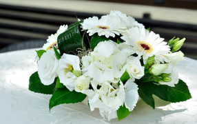 Праздничный букет с цветами роз, эустомы и герберы