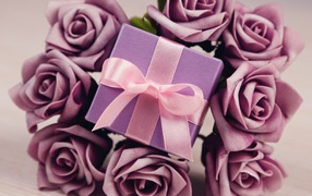 Подарок с сиреневыми розами 
