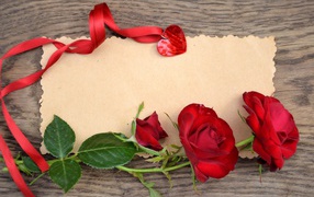 Красные розы и сердечко, фон для поздравительной открытки