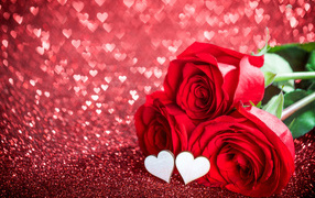 Три красные розы с маленькими белыми сердечками на красном фоне