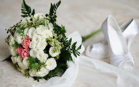 Свадебный букет роз с белыми туфлями