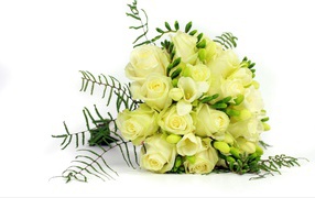 Белые цветы роз и фрезии в праздничном букете на белом фоне