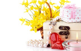Желтые цветы с подарками на белом фоне