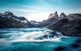 Быстрая река среди каменных горных берегов