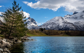 Горное озеро на фоне гор под красивым небом