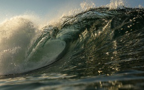 Высокая волна в море летом