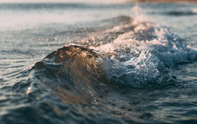 Бушующие морские волны у берега