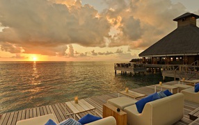 Красивый закат солнца на Мальдивах