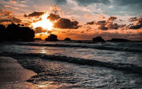 Красивый закат солнца в облачном небе над морем