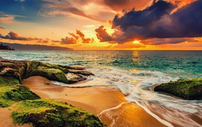 Красивый закат солнца на морском побережье 