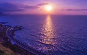 Фиолетовый закат солнца отражается в море 