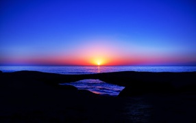 Закат солнца в голубом небе на морском горизонте 