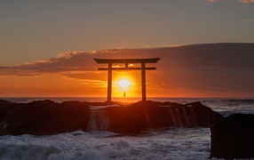 Закат солнца в бушующем море