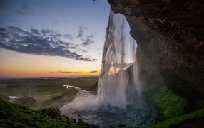 Красивый водопад Сельяландсфосс на закате, Исландия