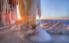 Заледеневший водопад с лучах яркого солнца