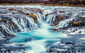 Быстрый водопад стекает с гор 
