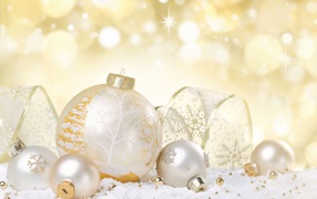 Красивые елочные шары с лентой на Новый год 2019 