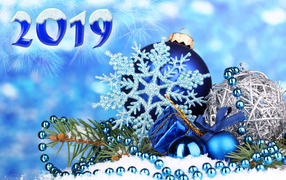 Красивые голубые елочные игрушки на Новый год 2019 