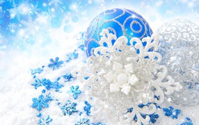 Красивые голубые шарики и блестящие снежинки украшения на новый год