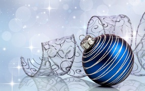 Большой голубой шар с лентой на сером фоне