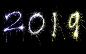 Блестящие цифры 2019 на черном фоне на Новый год
