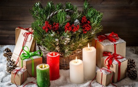 Новогодняя композиция из елочных веток, свечей и подарков
