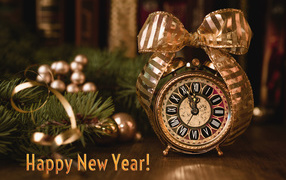 Часы и еловая ветка на новый год 2019