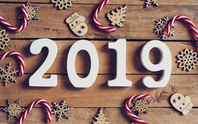 Цифры 2019 с украшениями на деревянном фоне