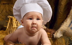 Младенец в белой шапке повара