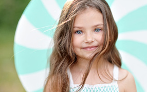 Милая маленькая девочка с красивыми глазами с зонтом в руках