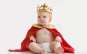 Маленький грудной ребенок в костюме принца