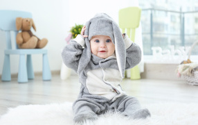 Маленький ребенок в костюме зайчика