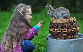 Маленькая длинноволосая девочка с кроликом