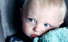 Маленький светловолосый мальчик с голубыми глазами