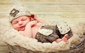 Маленький спящий младенец в шапке