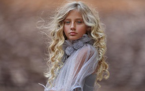 Красивая светловолосая девочка с голубыми глазами 