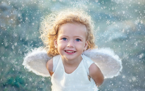 Красивая голубоглазая девочка с крыльями ангела
