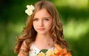 Красивая девочка с цветами в волосах