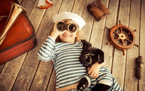 Мальчик с собакой играют в матросов