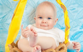 Милый голубоглазый младенец на кровати