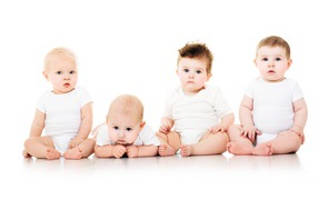 Четыре маленьких мальчика на белом фоне