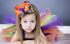 Девочка в красивой юбке с бантом на голове