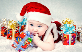 Маленький ребенок в новогоднем костюме с подарками