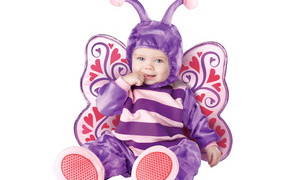 Маленький ребенок в костюме бабочки на белом фоне