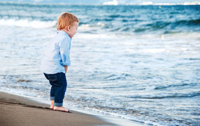 Маленький мальчик на берегу моря 